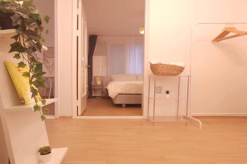 K-10 White Linen House Apartment