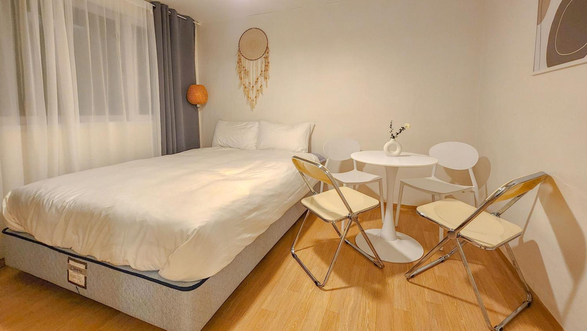Apartment K-10 White Linen House *